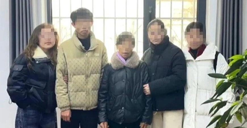 年幼时和姐姐被邻居拐卖！男子李小龙被拐32年找到亲人，父亲刚离世不到一个月丨红星