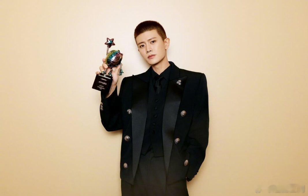 任嘉伦拿一个奖宣三部剧拿奖宣剧，一气呵成！恭喜嘉伦荣获“2026观众瞩目演员”?