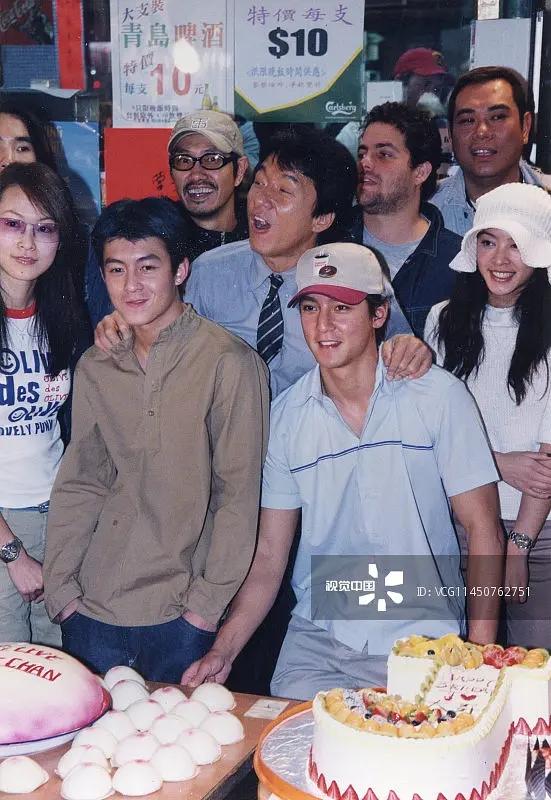 2003年9月30日，《新警察故事》剧组为片中饰演大反派“阿祖”的吴彦祖庆祝生日