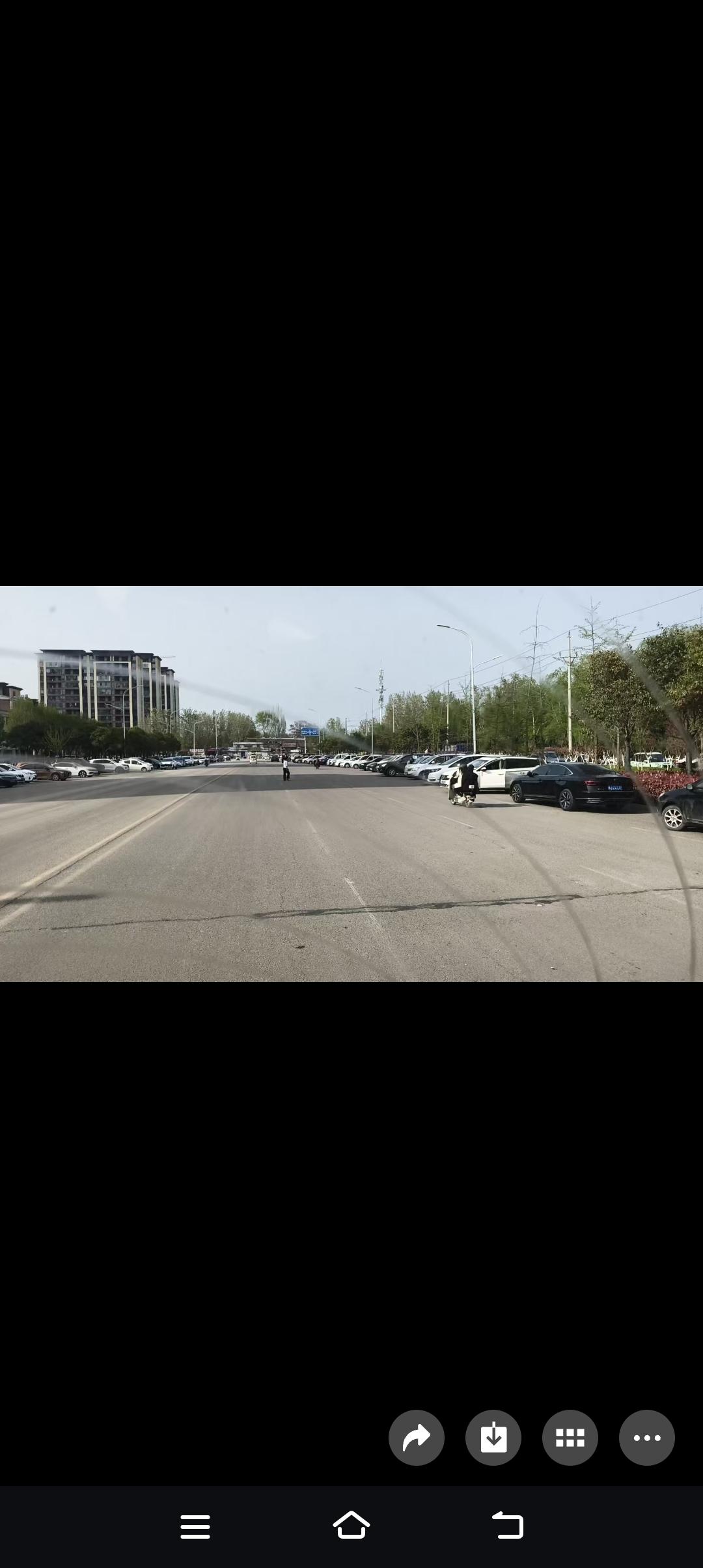 “五里不同言，十里不同天”这话真太对了。就像现在，这边还是艳阳高照，热得我直冒汗