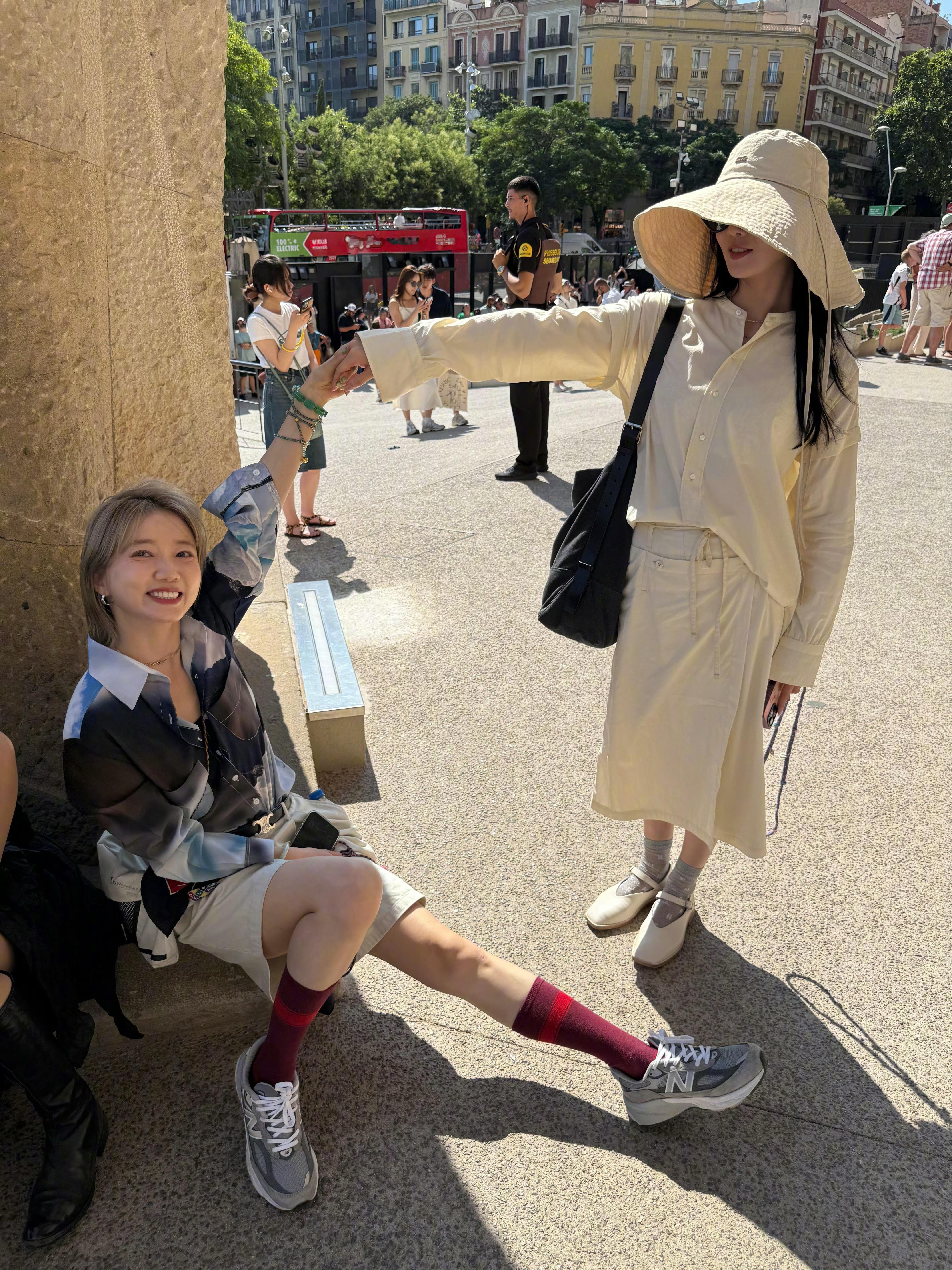 刘诗诗和姐妹在西班牙玩儿的不亦乐乎[yeah]路人偶遇随拍生图超美[憧憬] ​​