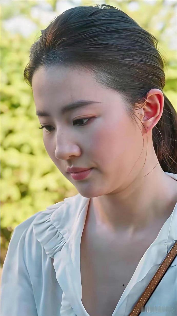 刘亦菲这状态也太能打了！状态在线颜值依旧，优雅又灵动，不愧是我们的神仙姐姐 