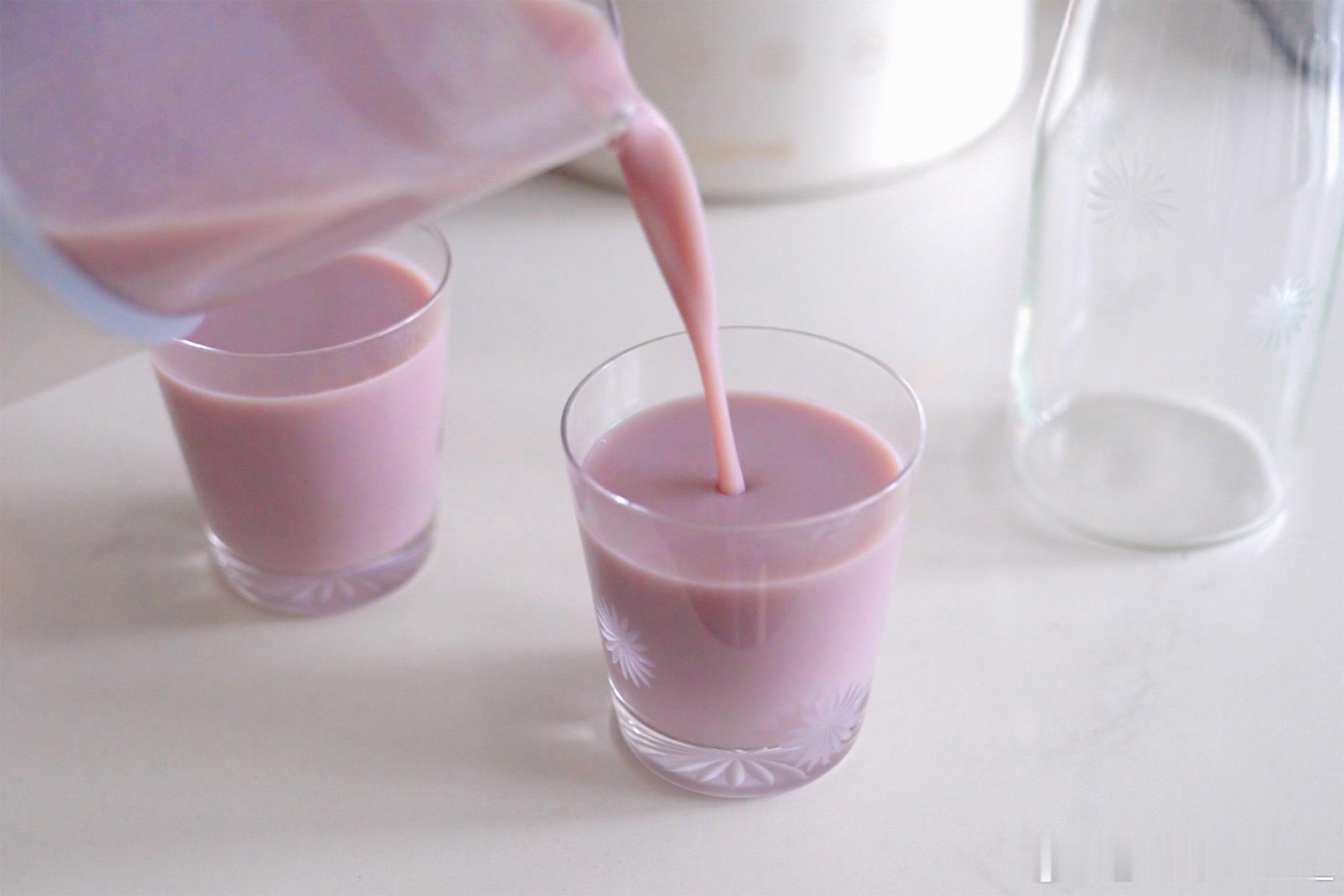 早餐打了香芋紫薯燕麦豆浆喝~立冬了，外面还下着小雨，来杯香甜的热饮，暖和多了立冬