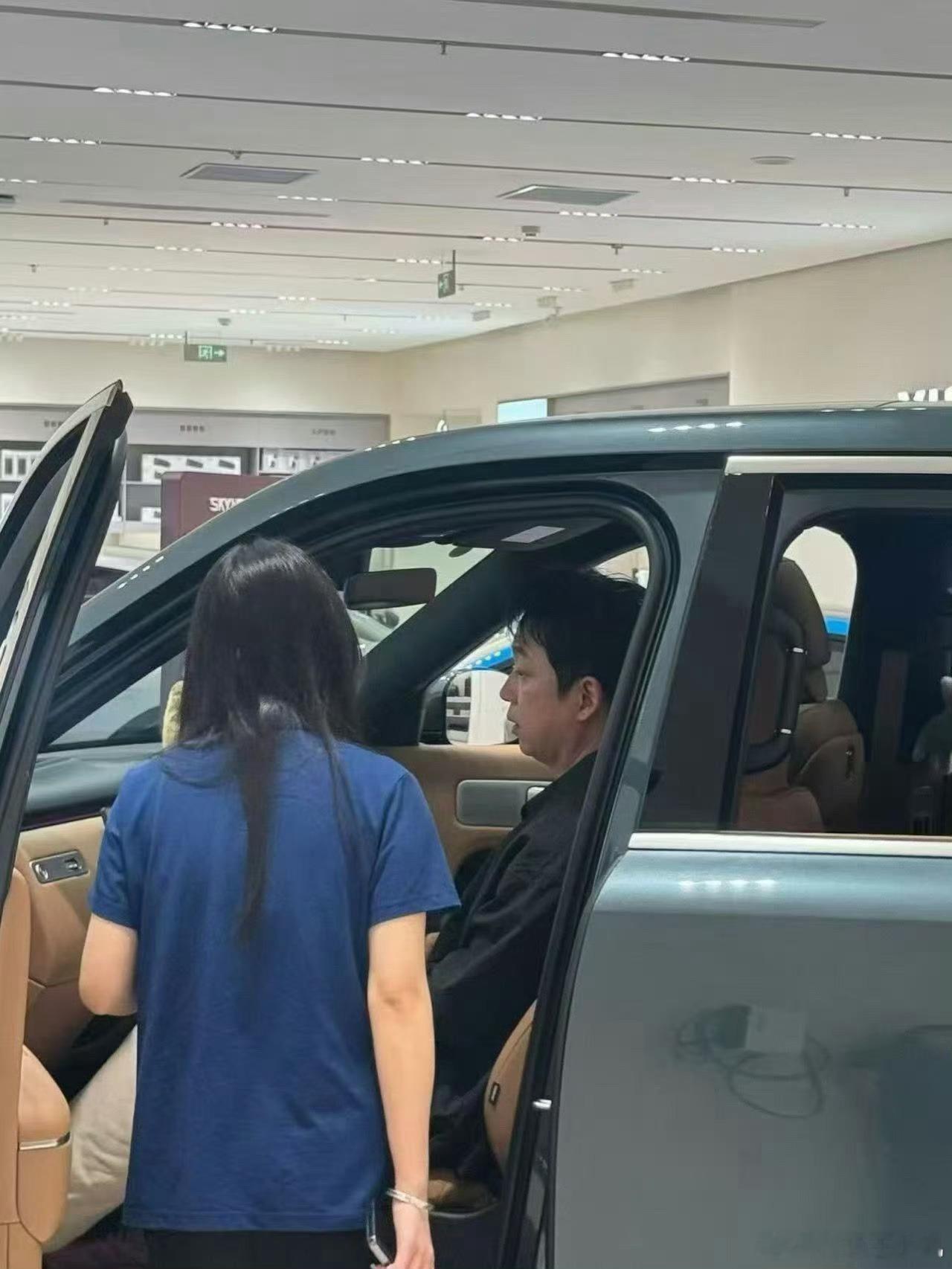 潘粤明说小米澎程适合带进组哈哈潘粤明这波安利的挺实在，现场可不是简单夸车，而是把