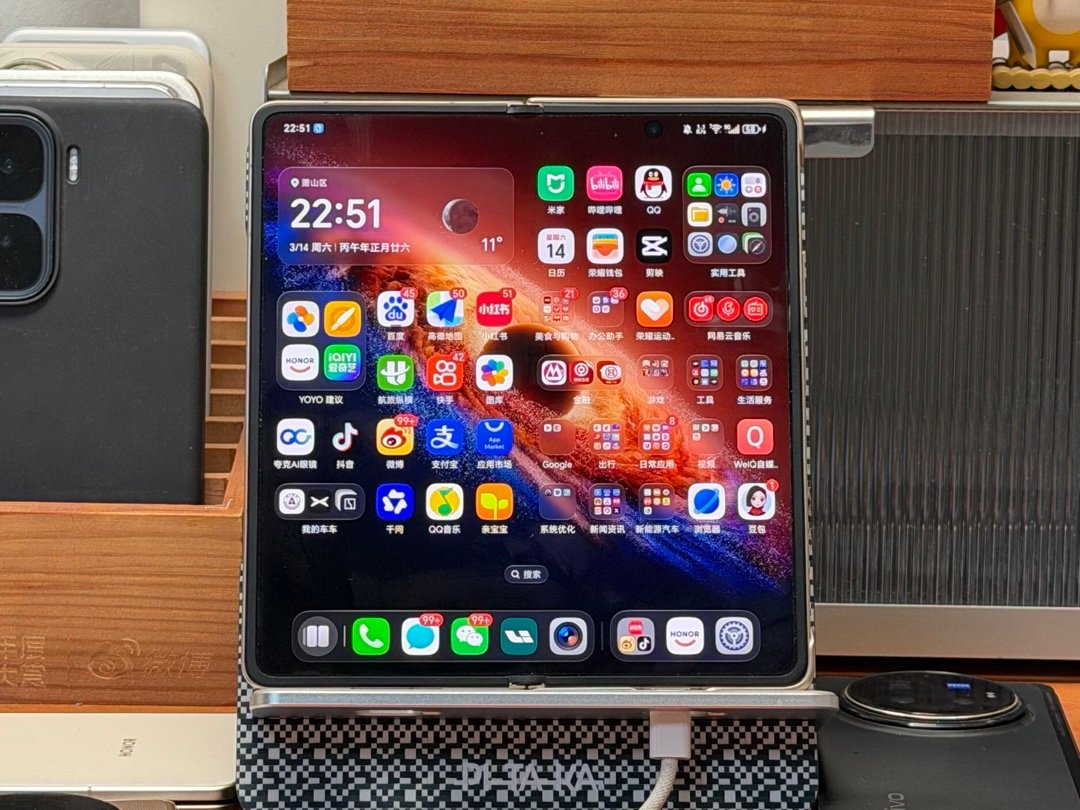 冷知识，折叠屏手机经常展开用，有利于内屏折痕的自恢复所以今晚你就在外头展开充电吧