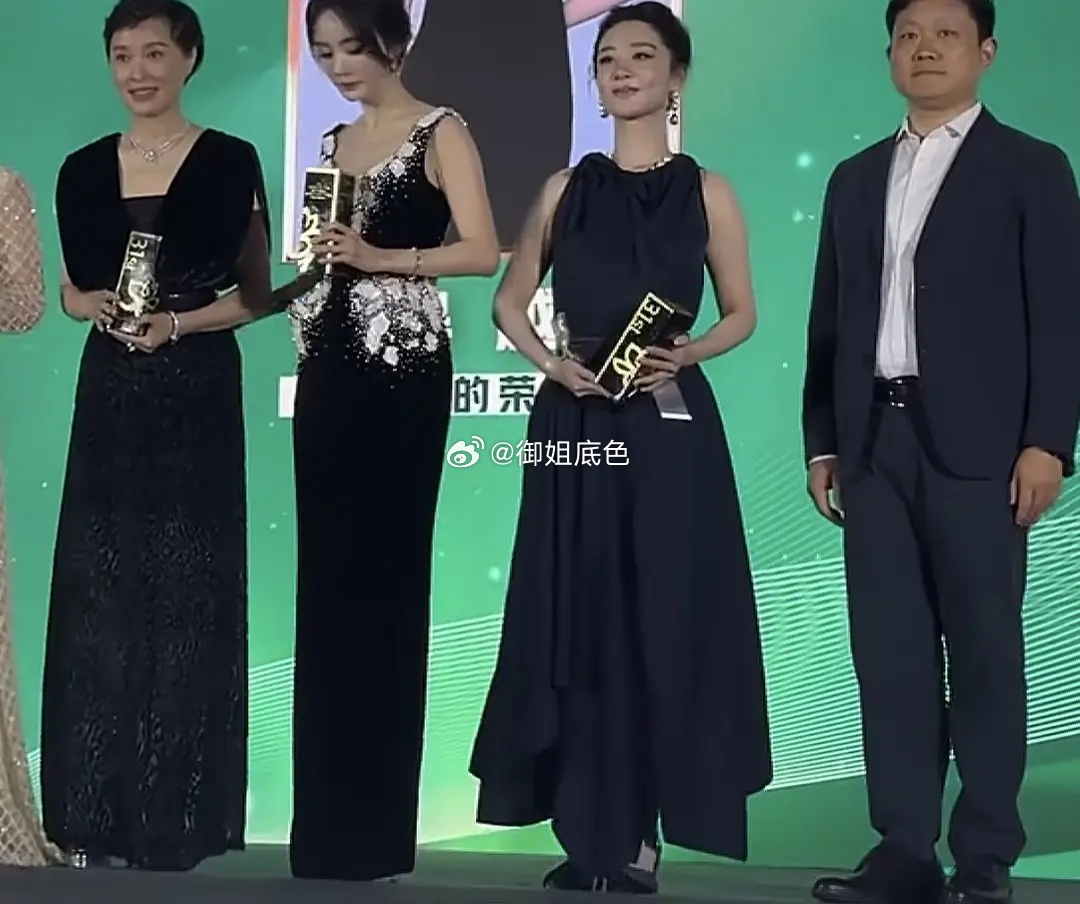 这是不是内娱女星拼命练肩颈想要的效果？脖颈修长，身姿挺拔，纤腰薄背，杨紫简直是内