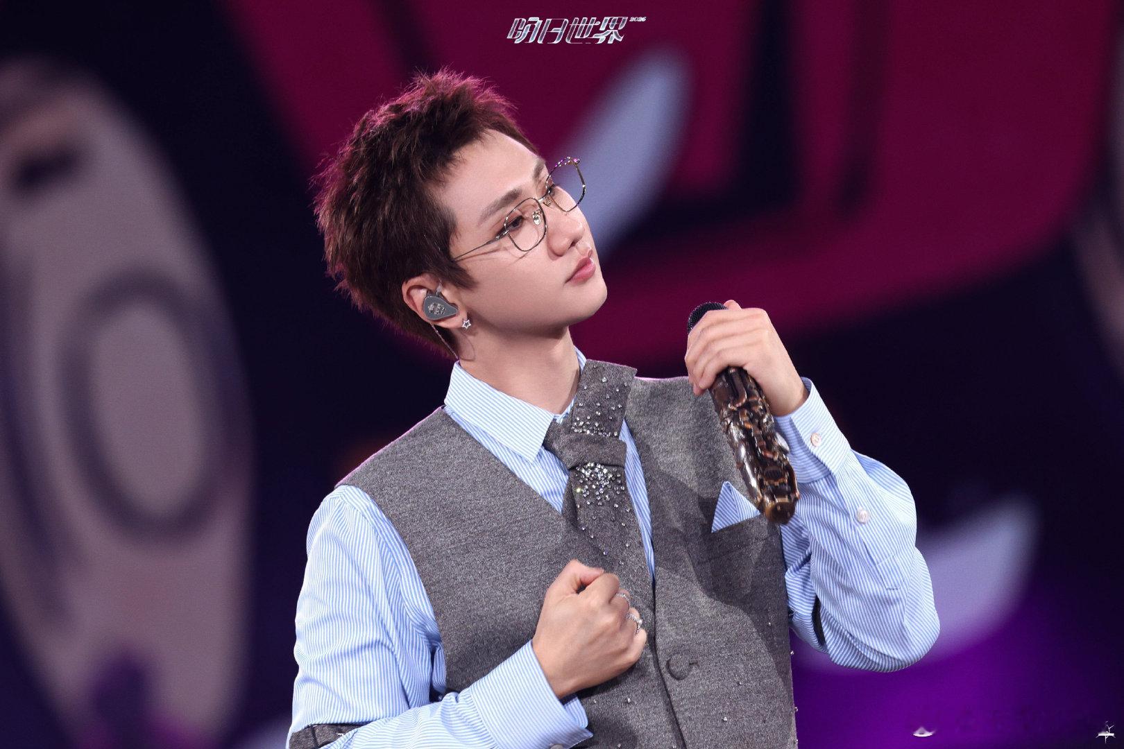 汪苏泷拒绝叫妈妈选择了喊bb 面对互动任务巧妙绕开，即兴玩梗，把现场氛围调动起来