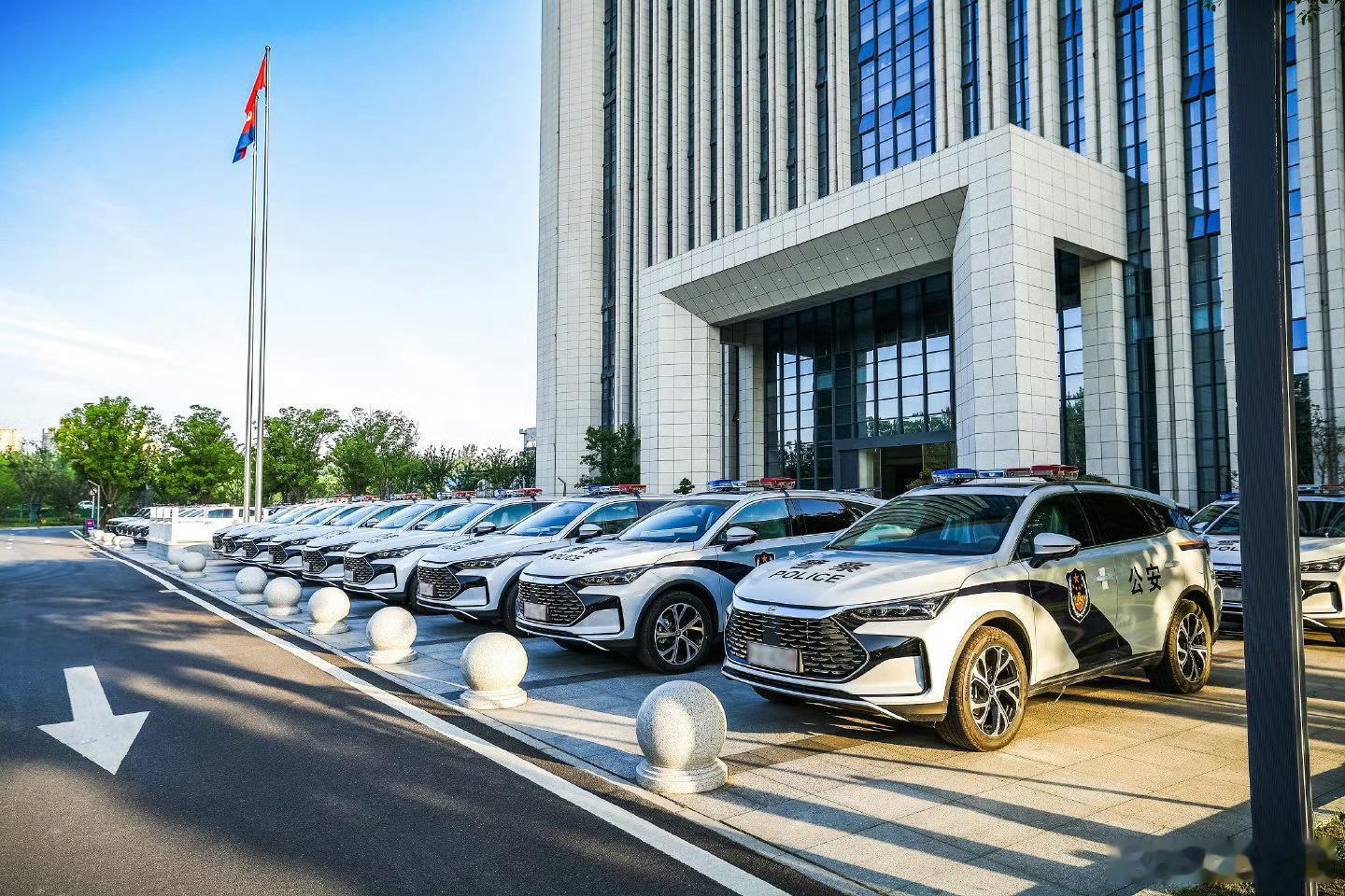 易烊千玺无实物表演被撞刚看完《惊蛰无声》，意外发现一个有趣的细节：以前大片里主角