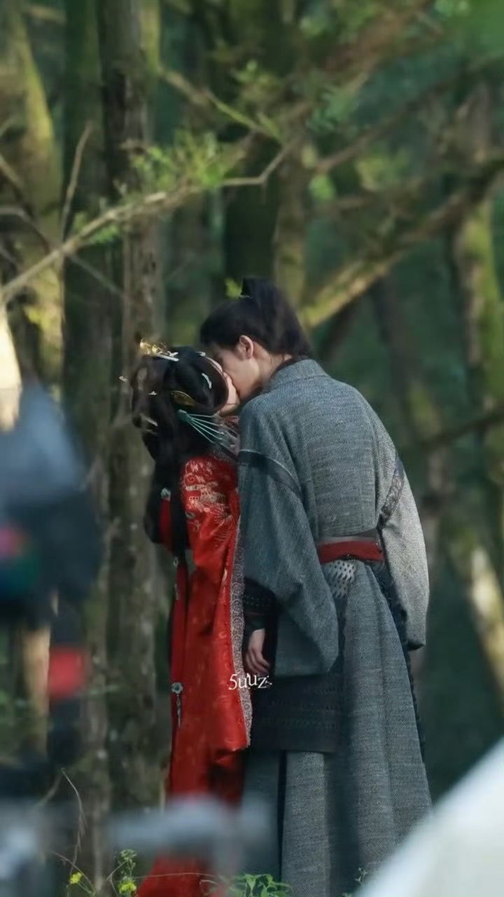 张凌赫一把扯过林允亲吻路透，震撼美味😋萧厉温瑜好欲的摸脖吻💋 