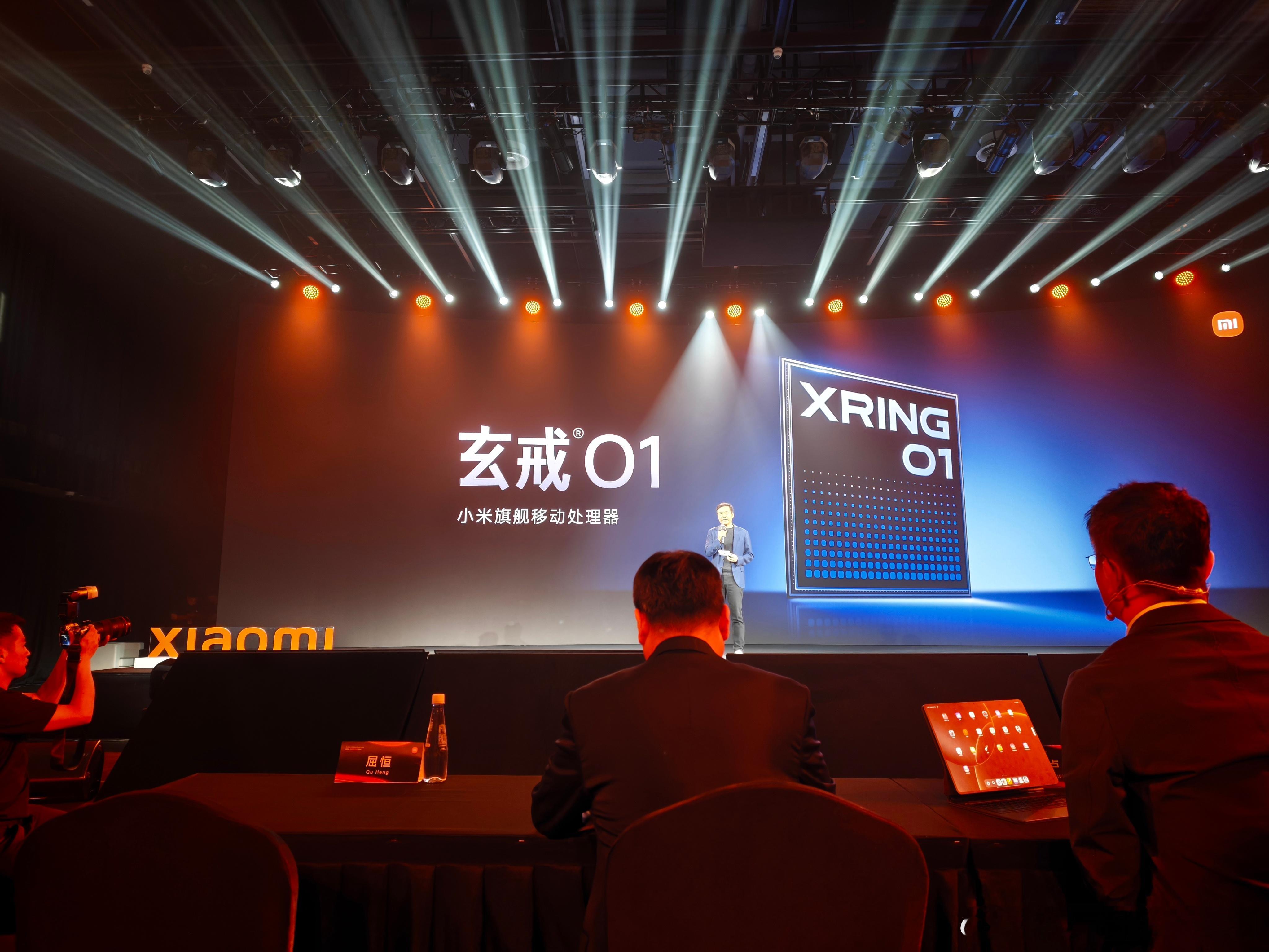 雷总开始介绍玄戒了，特意提到了芯片来自于创新业务部门；同时，还说未来自研芯片将用