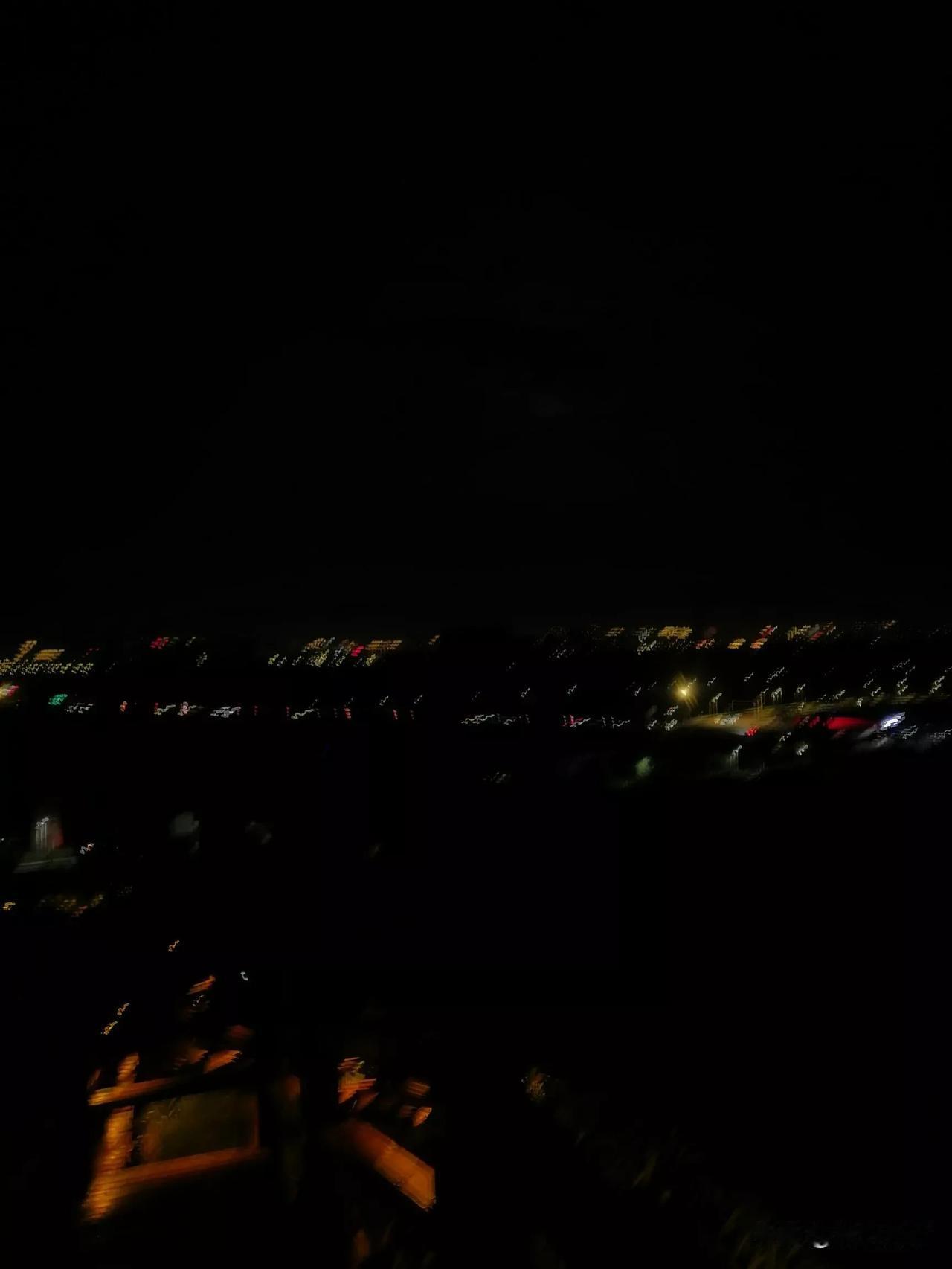  静静的坐在山顶，等待夜色降临。
这是第一次攀蹬昆河湿地公园通往山顶的栈道，以前