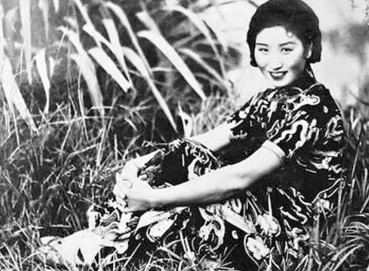 1939年，大汉奸丁默邨要去赴宴，中途情妇撒娇要买皮大衣。在店门口他看到两个男人