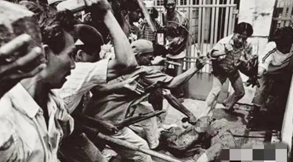 1965年的印度尼西亚布兰塔斯河，无数华人的尸体将河道堵塞，整个大地被染成一片红