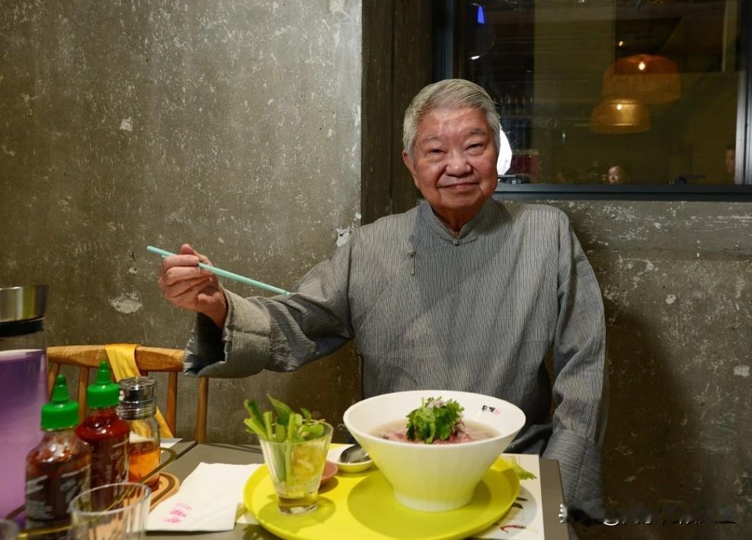 蔡澜说：“我大半生一直研究人生的意义，答案还是吃吃喝喝。”

梁实秋说：“人类的