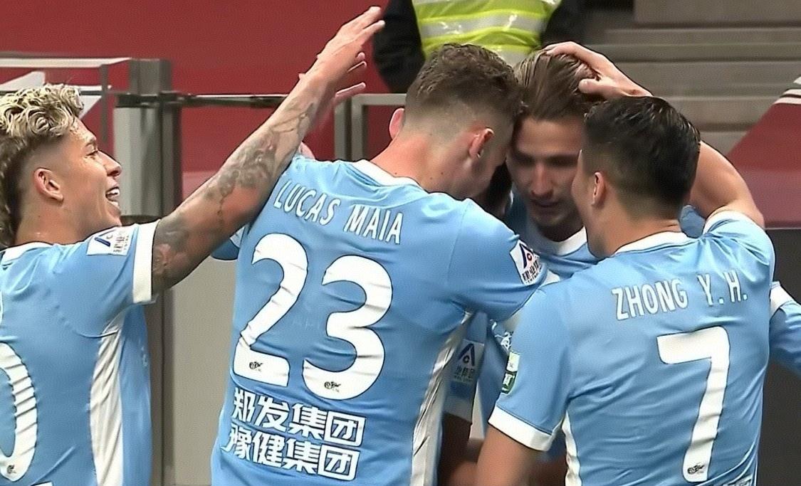 卫冕冠军遭遇主场开门黑！
中超新赛季第一轮，上赛季冠军上海海港主场1-2不敌河南