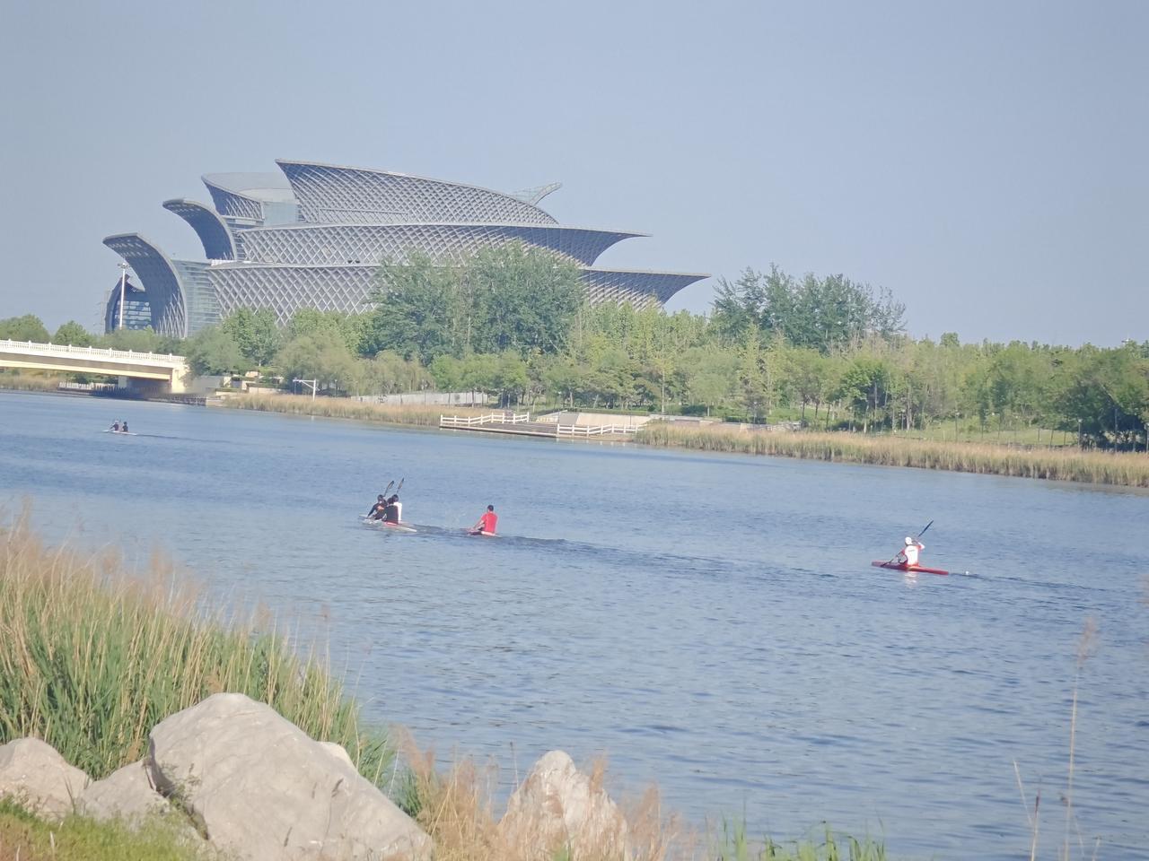 五一期间，东营广利河里练皮划艇的体育生，不容易