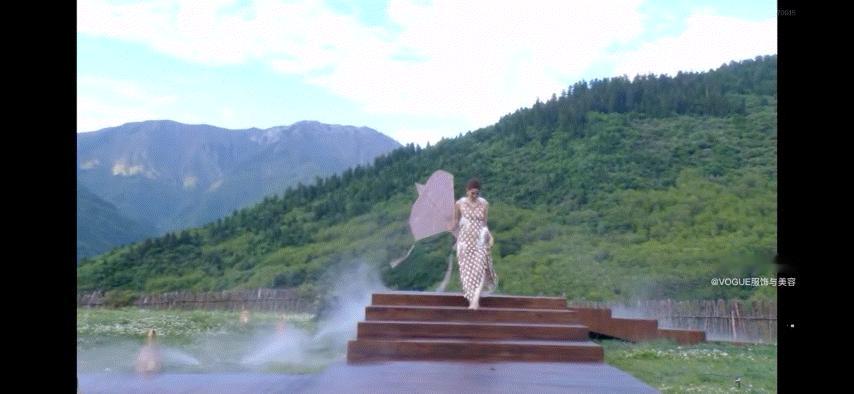 欧阳娜娜拿风筝光脚走红毯欧阳娜娜光着脚走红毯 属于欧阳娜娜的VOGUE红毯高光时