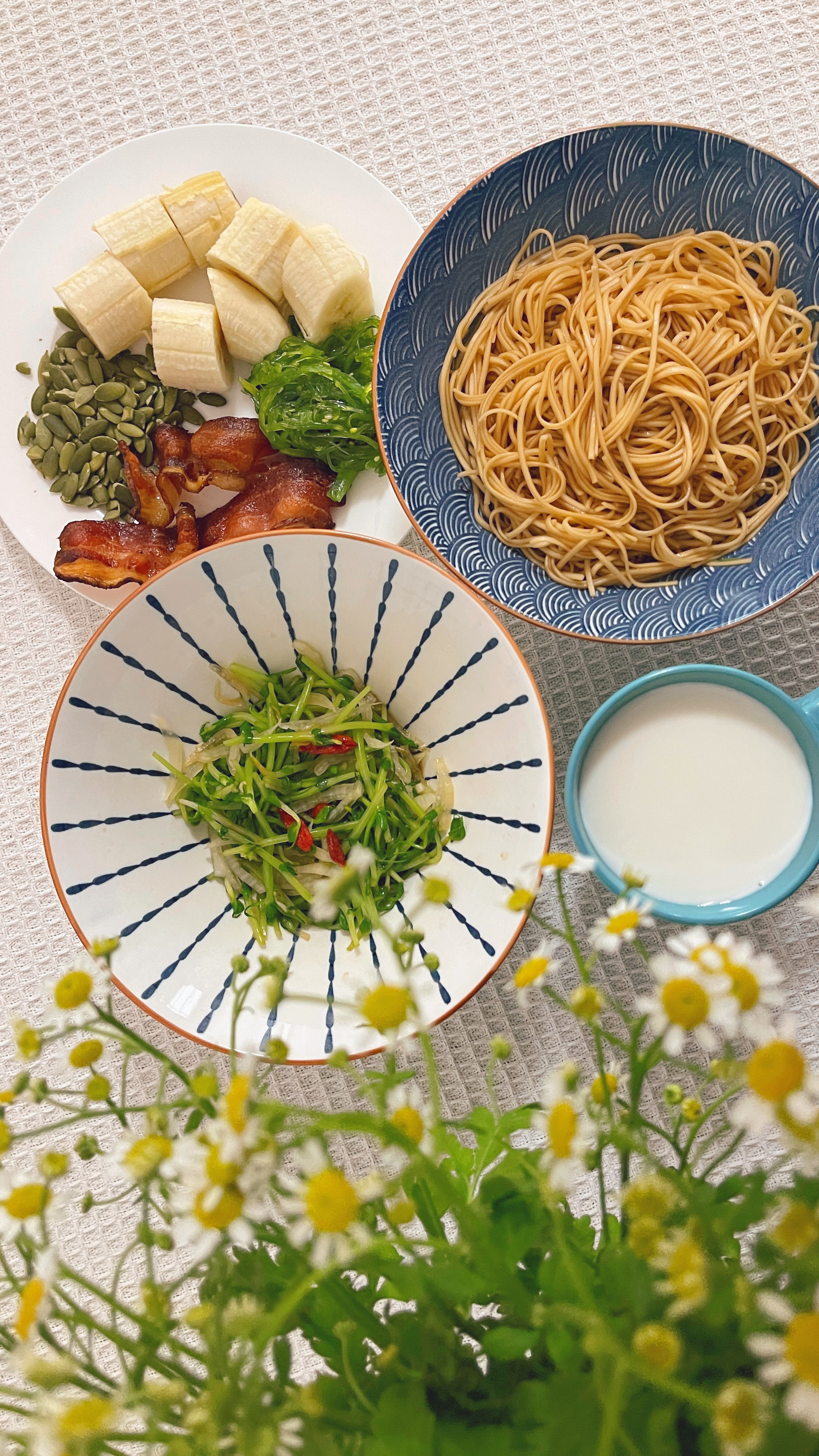 午餐拌面 培根 海藻 香蕉萝卜苗拌白菜丝 牛奶 南瓜籽 