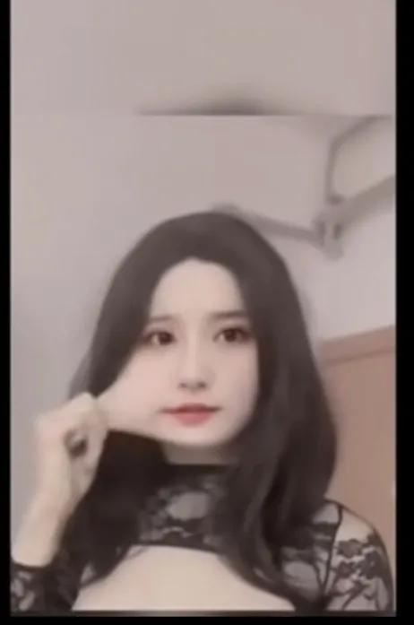 就问你怕不怕？
一个大老爷们戴上塑料头套，瞬间秒变美女。
所以网络上假的多，不要
