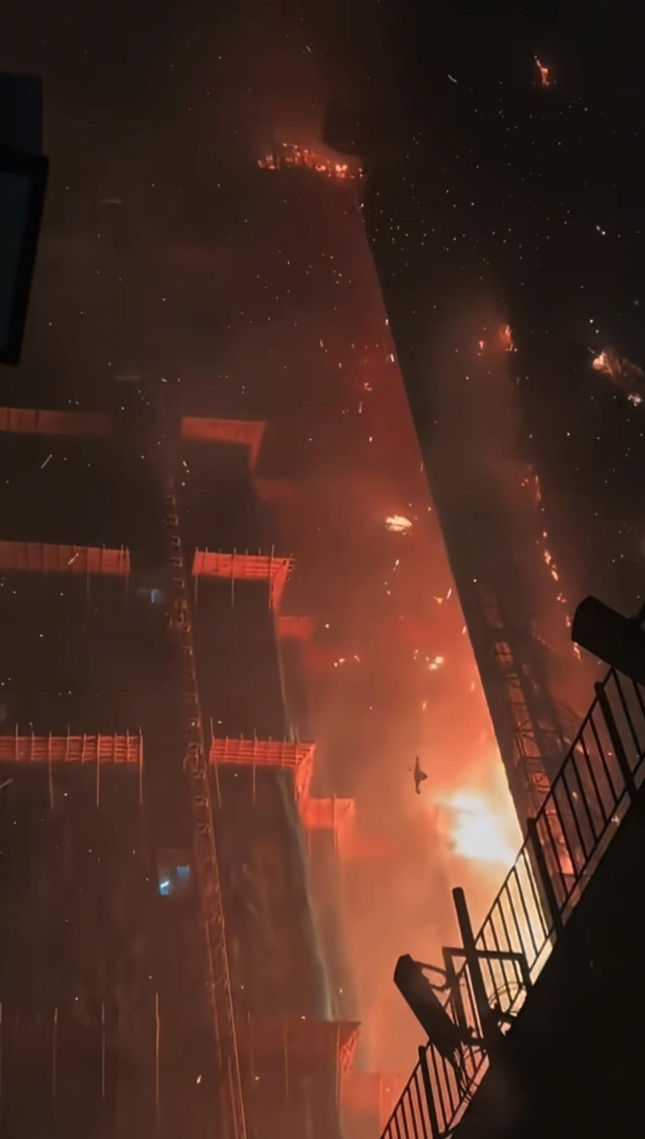 12分钟吞噬7栋楼，44人遇难（含一名殉职消防员），45人重伤。这场香港近30年