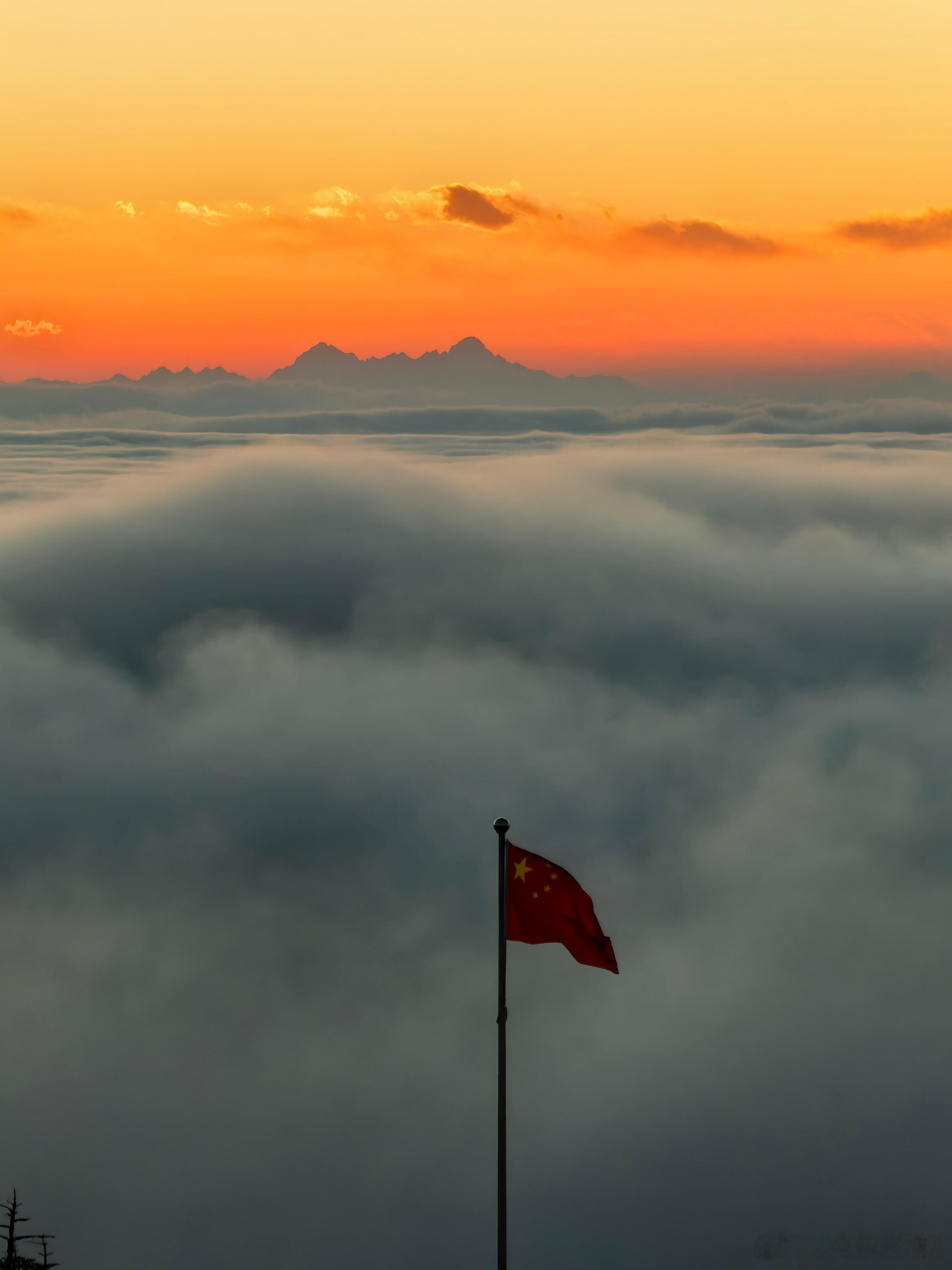 🔻感谢网友分享。🔻会当凌绝顶，一览蜀山小。🔻一个字：绝。热点现场