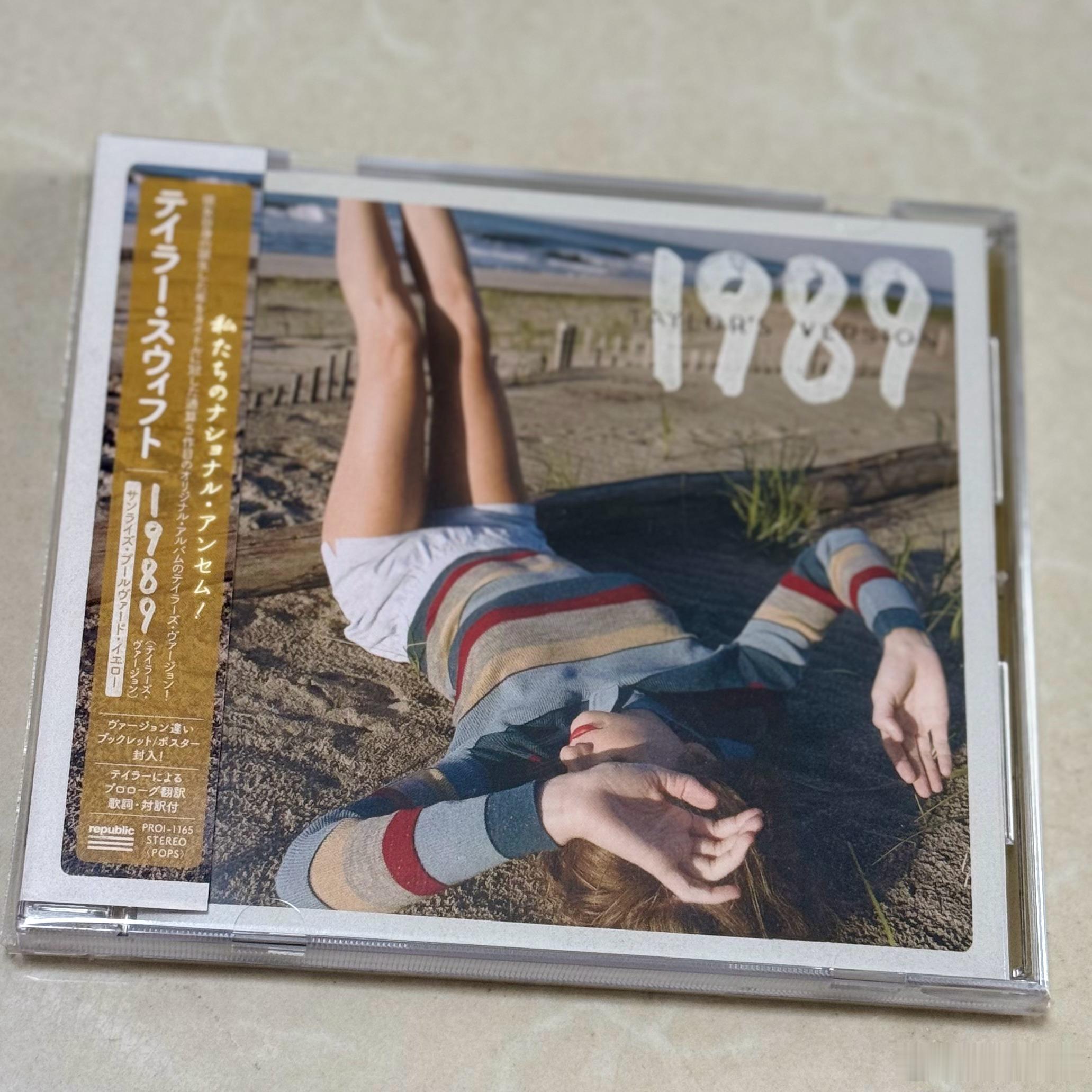 这几天在家整理一些实体唱片，竟整理到TS重制版‘1 9 8 9’的“晨曦黄”封面