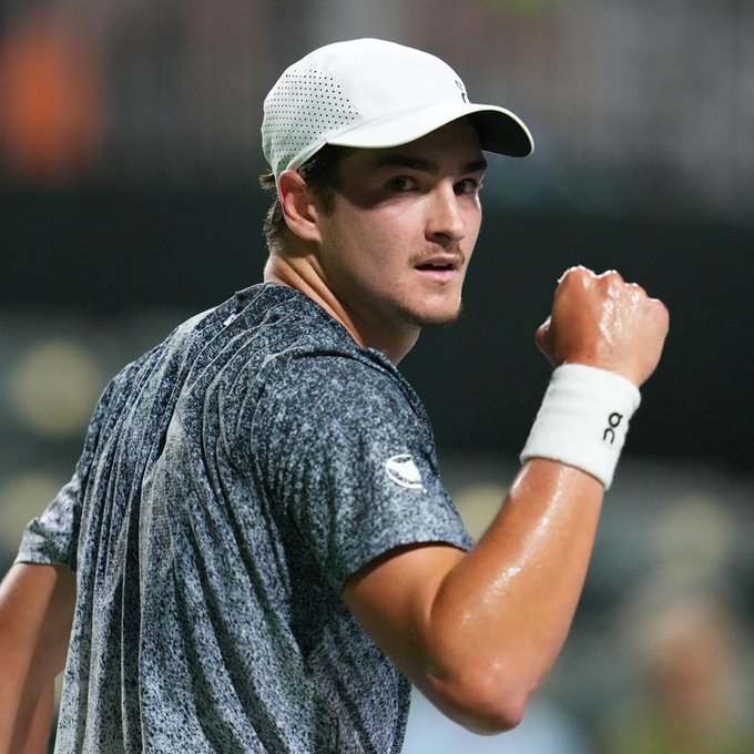 凌晨约4:30，在搭档火老解说印第安维尔斯大师赛第二轮：丰塞卡vs卡恰诺夫卡恰、