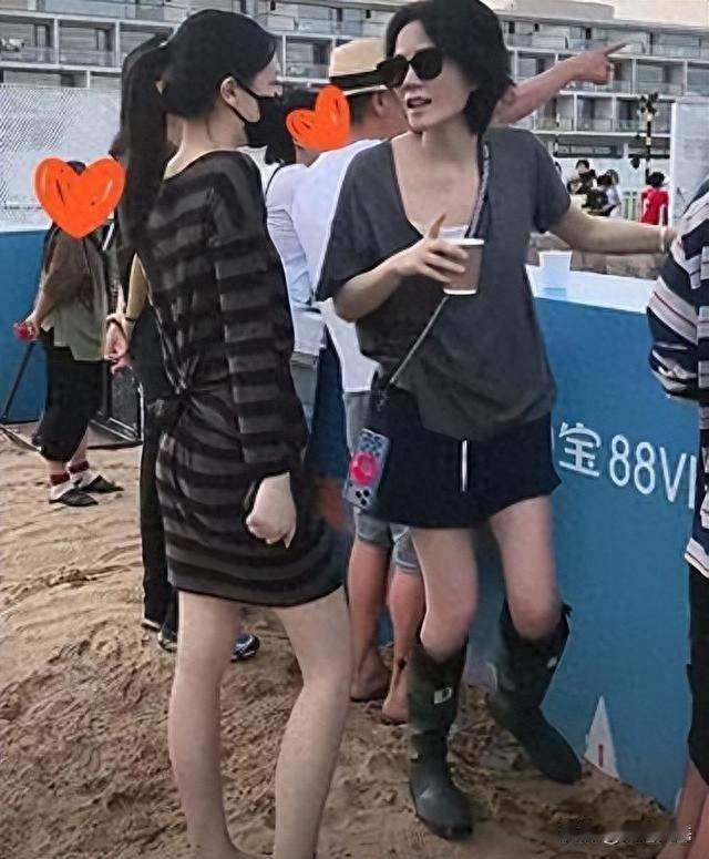 王菲阿那亚看窦靖童，遇前夫窦唯，57岁美腿抢镜