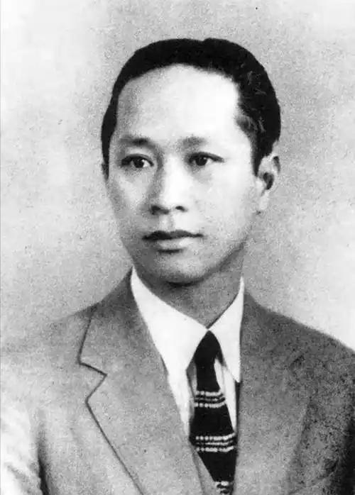 1912年，叶挺被迫娶了童养媳黄春，新婚夜，他被父亲警告：“给我好好圆房，给叶家