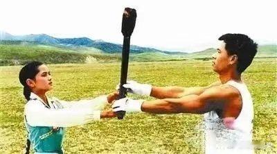 李宁达娃央宗再现1990年名场面 跨越三十六年时光，当年雪域少女达娃央宗传递圣火
