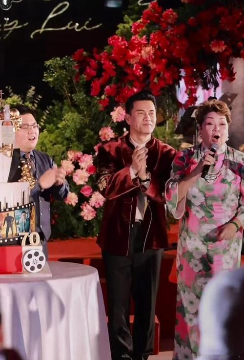 12月24日，吕良伟70岁生日宴在香港盛大举行，半个港圈群星齐聚。甄子丹、向华强