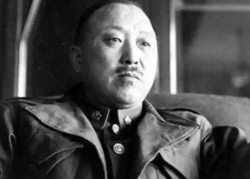 1949年除夕凌晨，被蒋介石长期软禁的卫立煌，趁着负责看守的特务放松警惕回家过年