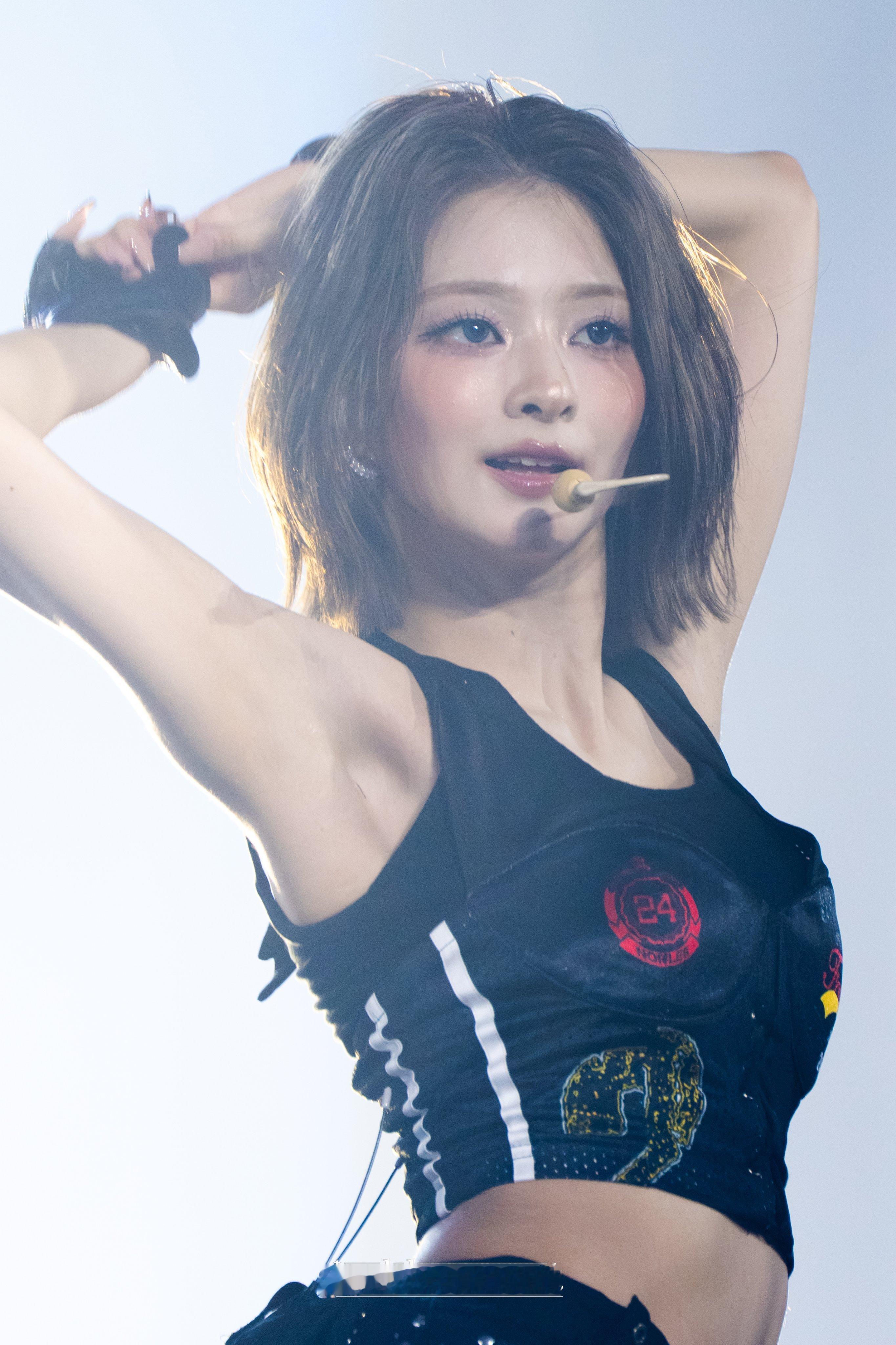 李娜炅[超话]  🐣氧气笑颜李娜炅 260904 亚巡首尔场D1 饭拍高清©n