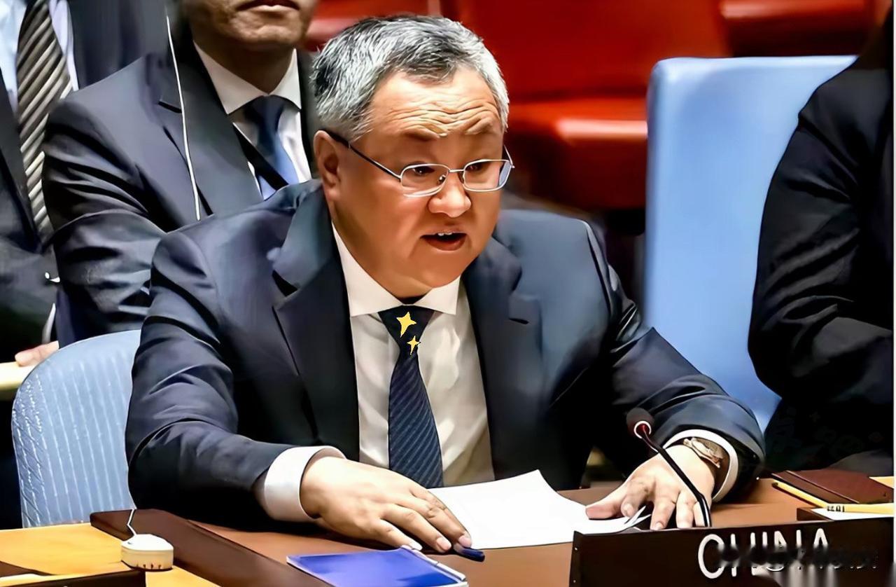 联合国安理会，中国大使傅聪站上发言台。

联合国安理会现场，气氛静得凝重。

这