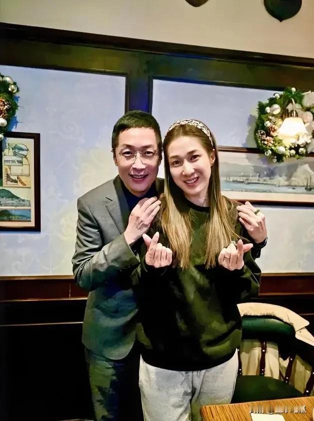 这两位演员如果你喜欢追港剧，应该对他们两人很了解！他们两个都是港剧圈的佼佼者！女