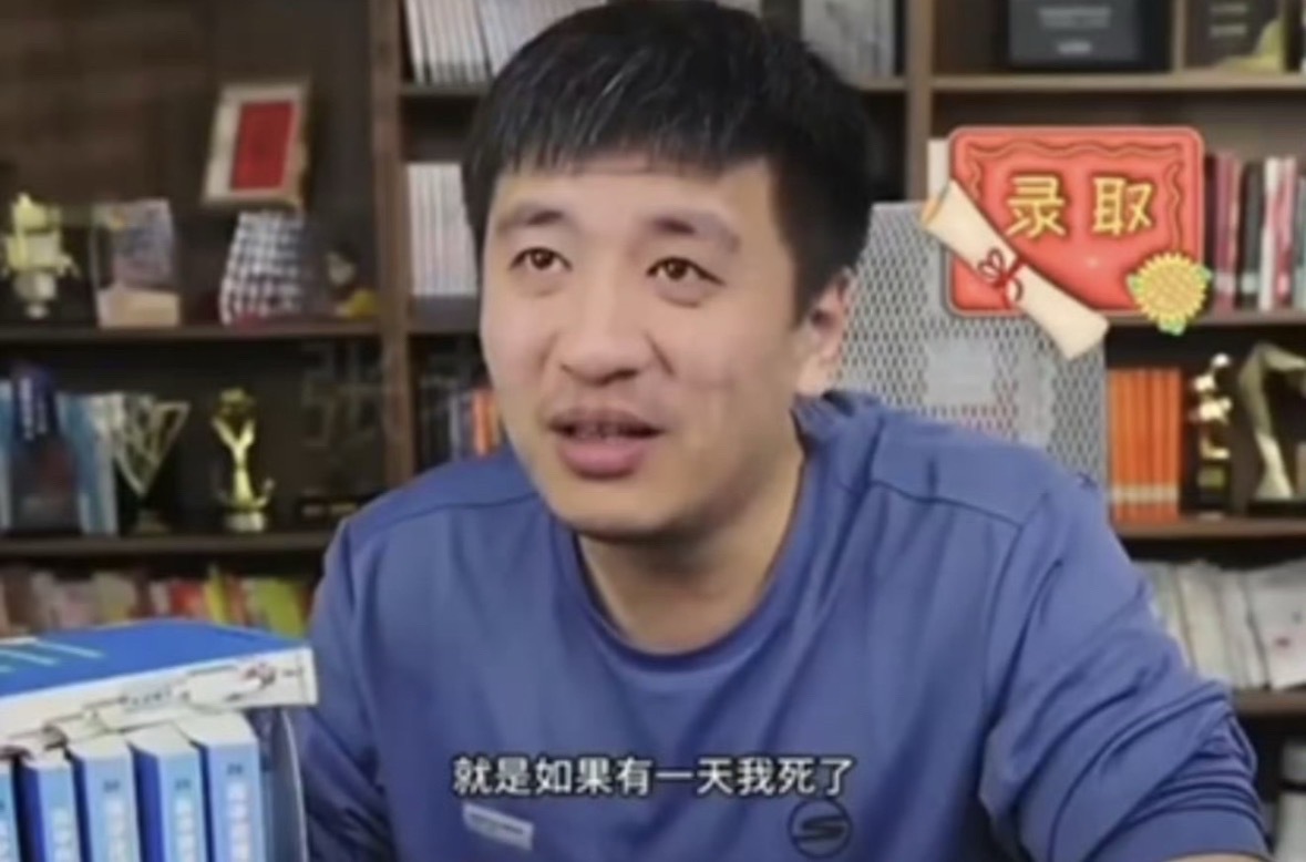 再看张雪峰当年的心愿，希望死后上热搜，成为一代人的回忆，只觉得惋惜又心疼，他承受