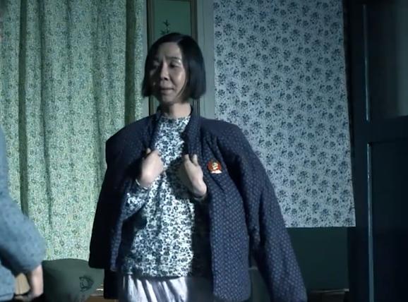 1932年，一个杂货铺老板娘白天出门倒垃圾，特务跟上去问她：“你这里面什么这么臭