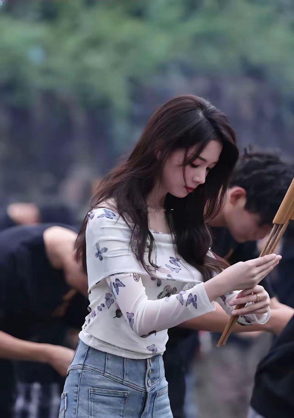 长得那么漂亮，演技也很好。要是遇到一个好导演，肯定能成为一线大明星！ 