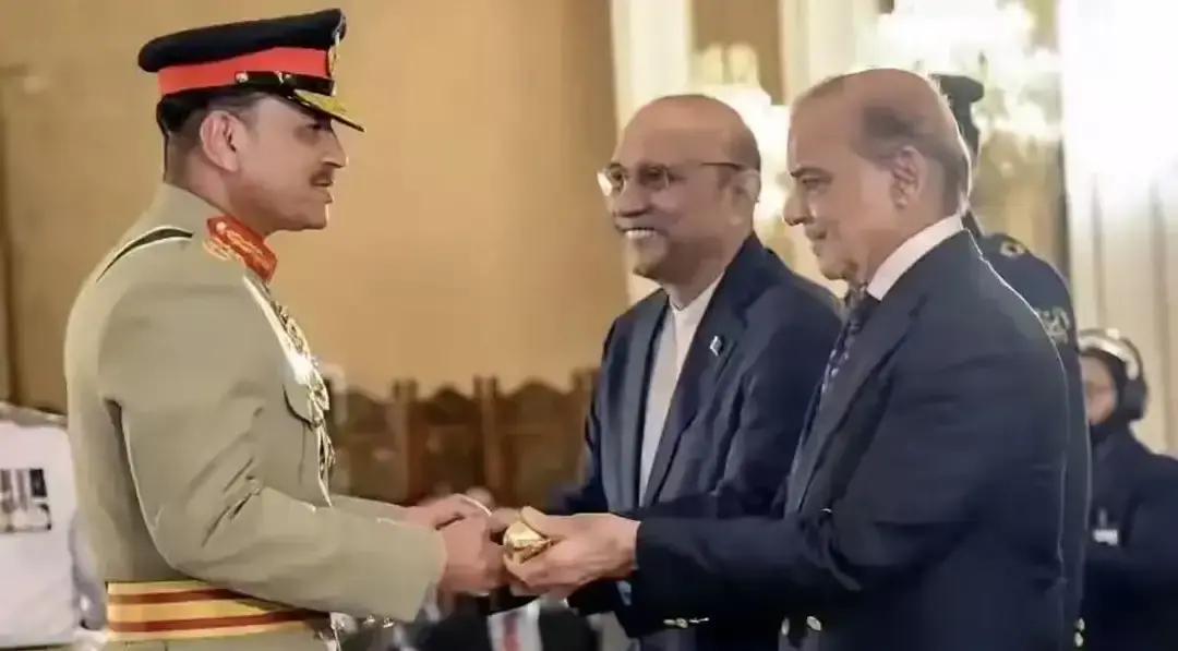 快讯！快讯！
穆尼尔元帅终于坐上了巴基斯坦最高军椅，总统和总理都为他“让路”。这