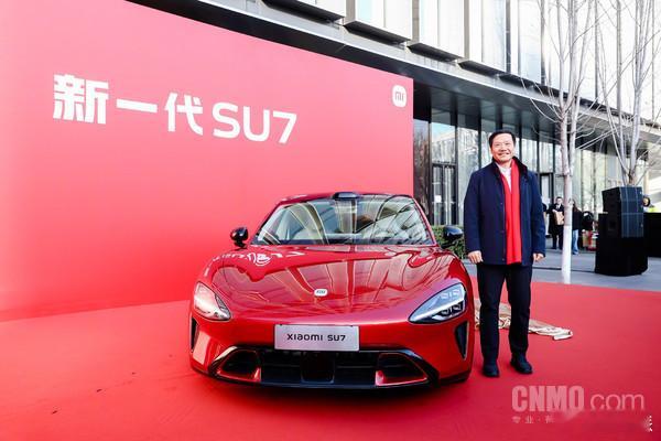 雷军开工官宣！新一代小米 SU7「赤霞红」正式亮相🔥全系大升级：▪ 900V 