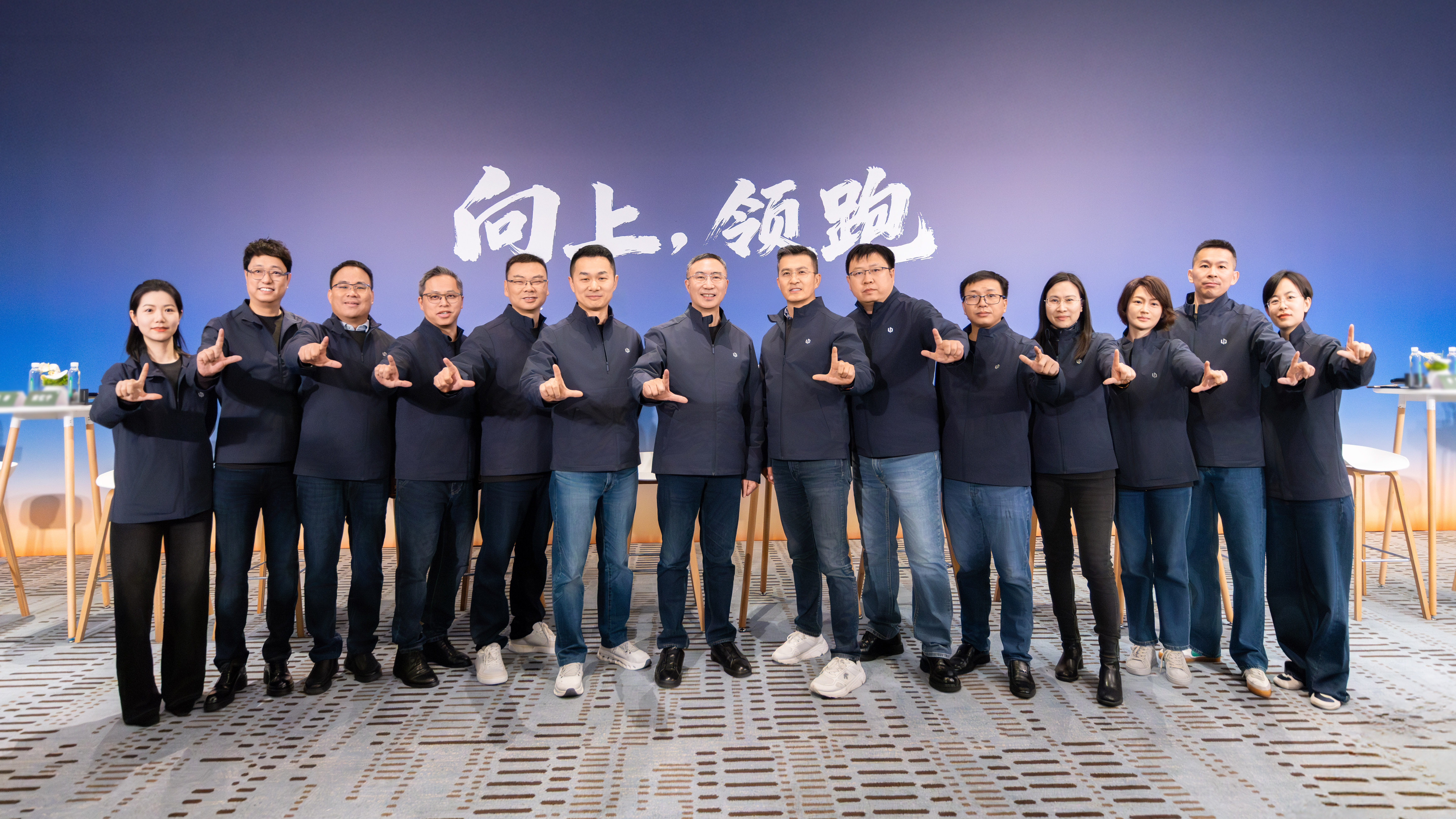 零跑十周年，朱江明带着 13 位核心团队亮相，简单汇总一下这次沟通的核心信息：1