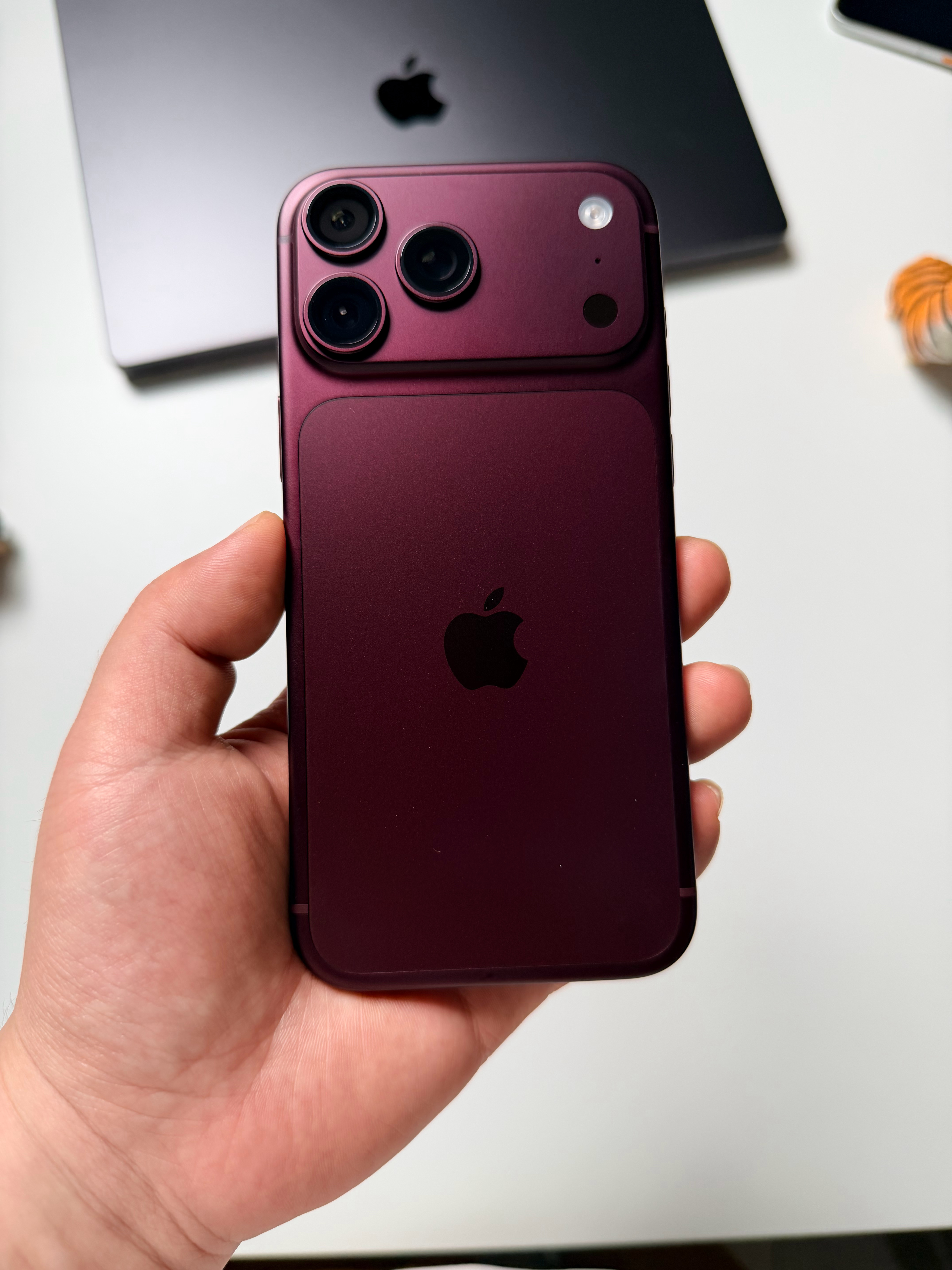 各种光线下的iPhone18ProMax红色。 ​​​