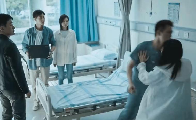 迪丽热巴饰演的安旎一巴掌，让张小北和何队震都不知所措。佟大为的细腻表情，更是让人