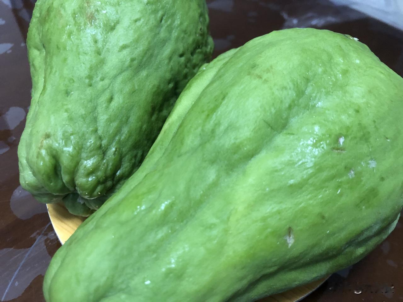 你敢相信、放了一个多月还是那么新鲜。

过年买的佛手瓜，这么长时间没有吃，以为都