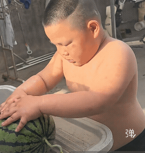 现在孩子还小他也不懂，希望大人一定要控制他的饮食，易胖的人越发要管住嘴！长大了才