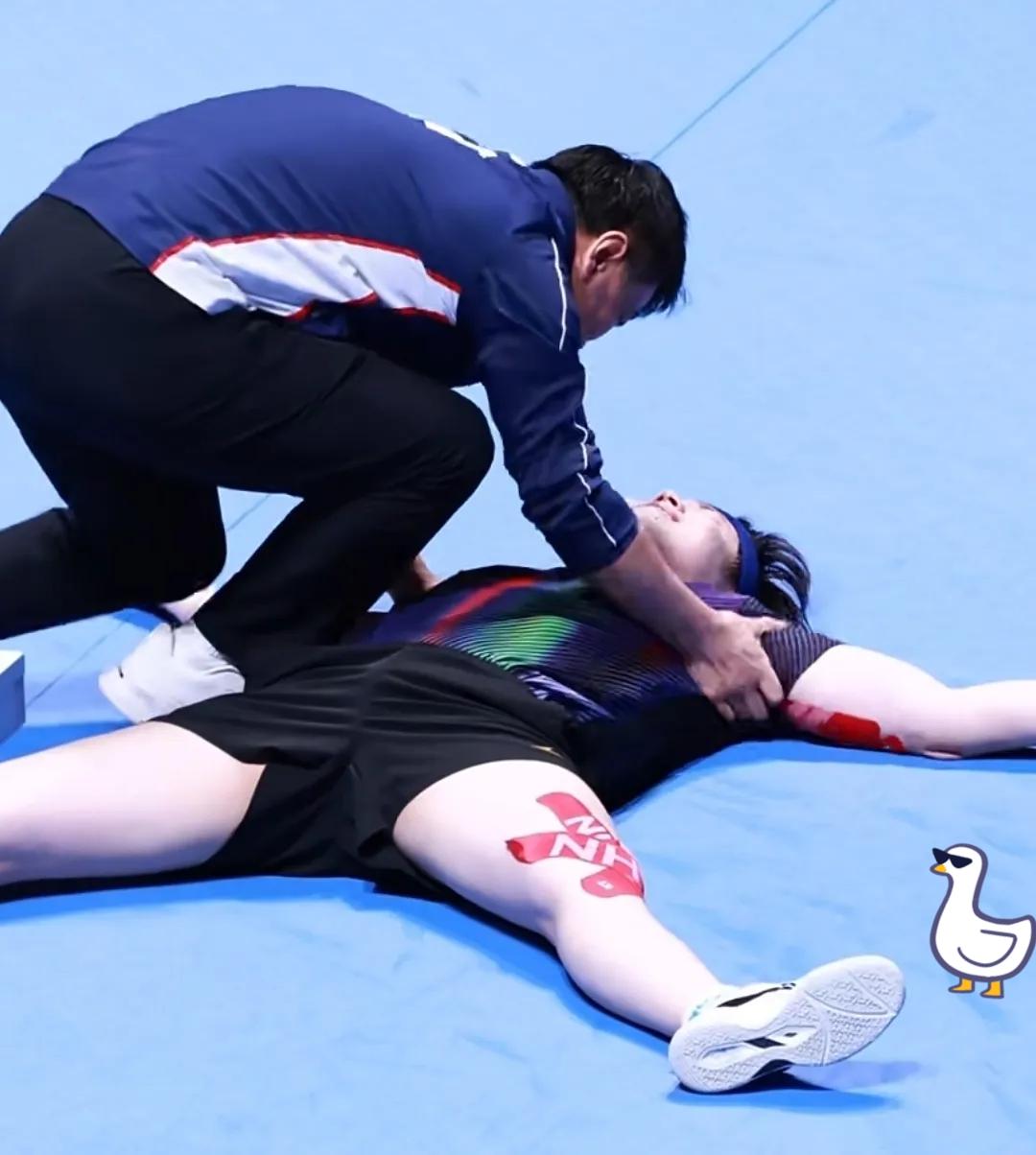 王皓这反应真的绝了，活脱脱像个冲上场的急救人员，谁看了不笑出声。
看到王楚钦拿下