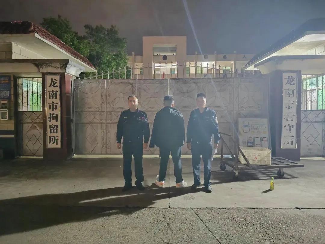 震惊！19辆货车高速飙车时速超140公里,还边吃饭边录视频?民警:抓！

它们的