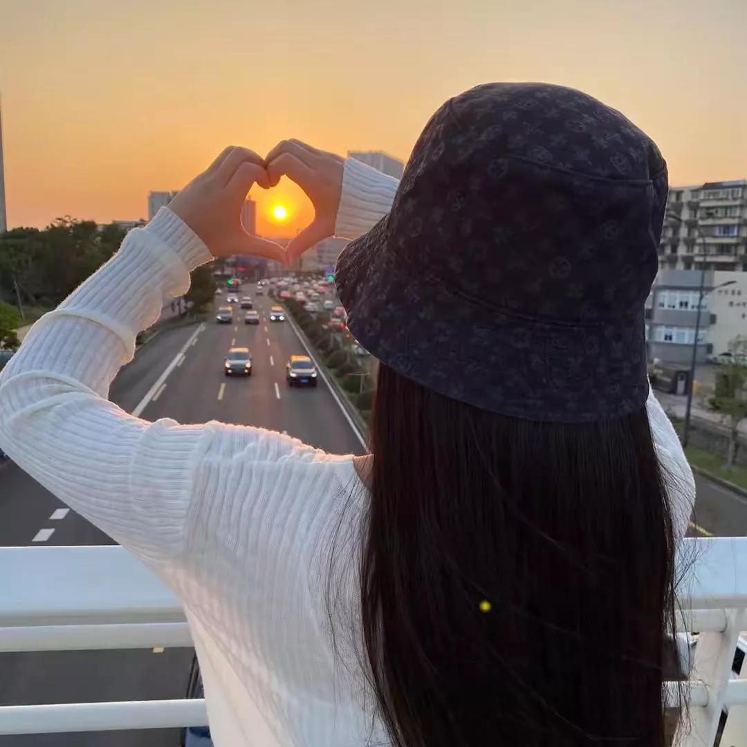 “捕捉夕阳，用爱心的形状”🌅💗日落自拍 日落时的心动 落日贩卖浪漫 捕捉太阳