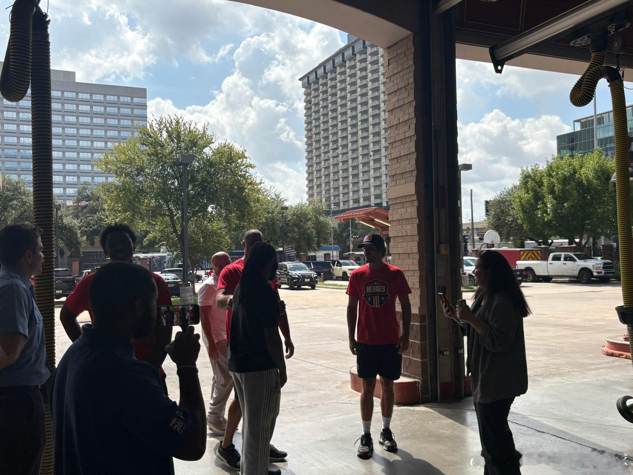 休斯顿火箭队今天访问了市中心的第8消防站，作为他们致敬急救人员日活动的一部分。几