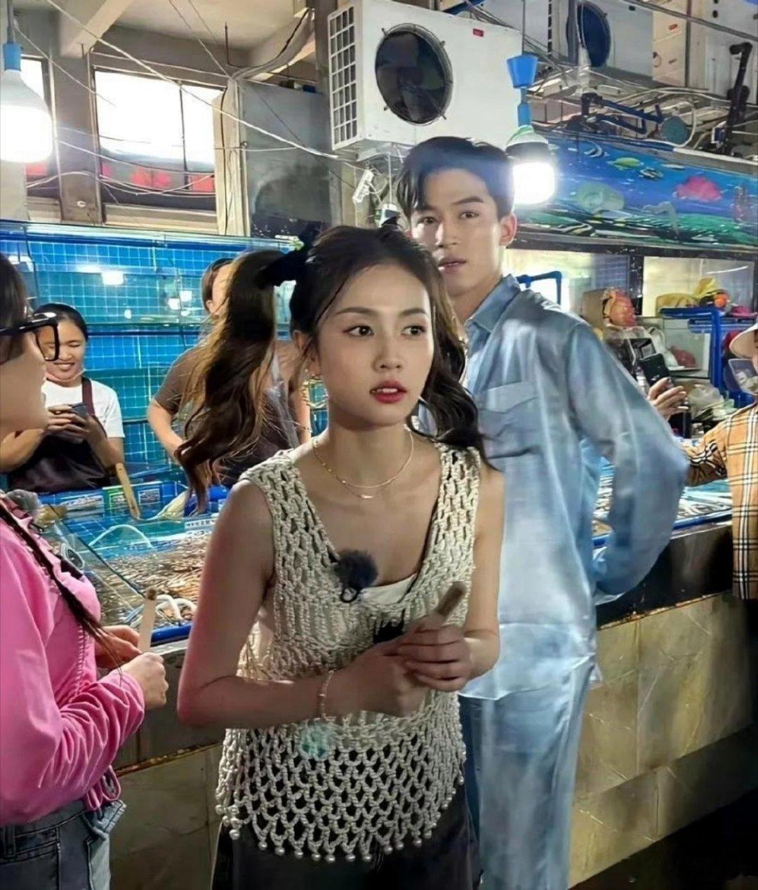 路人镜头下的白鹿好看不？她的粉丝是不是更喜欢她的性格。 